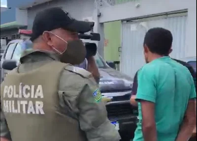 Acusado sendo conduzido para a Central de Flagrantes