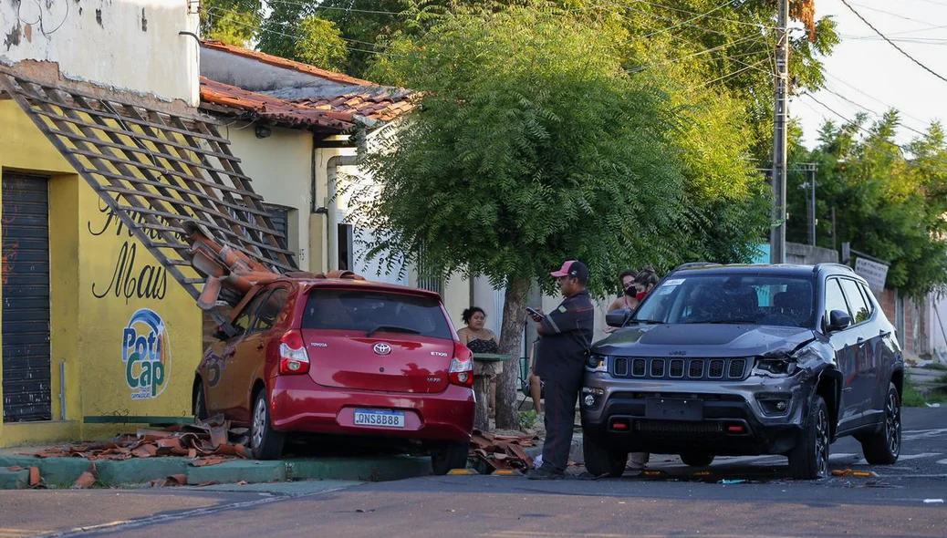 Além da colisão, o veículo atingiu uma casa