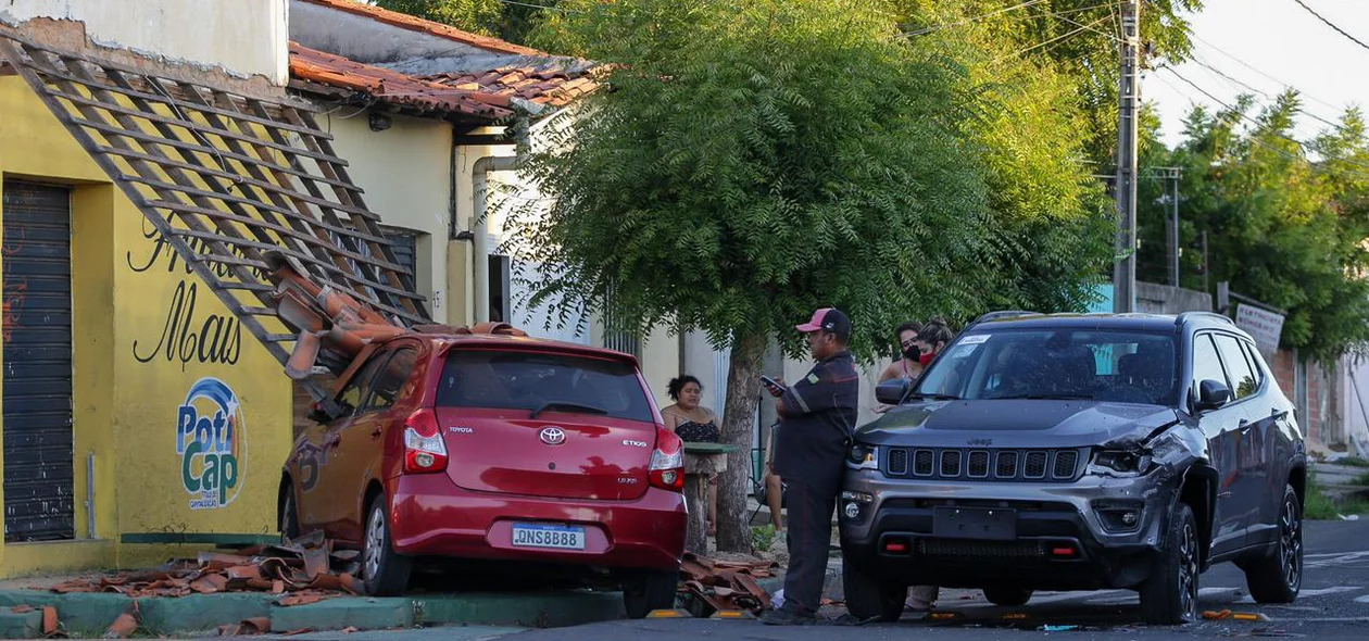 Além da colisão, o veículo atingiu uma casa