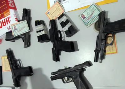 Armas apreendidas com os policiais