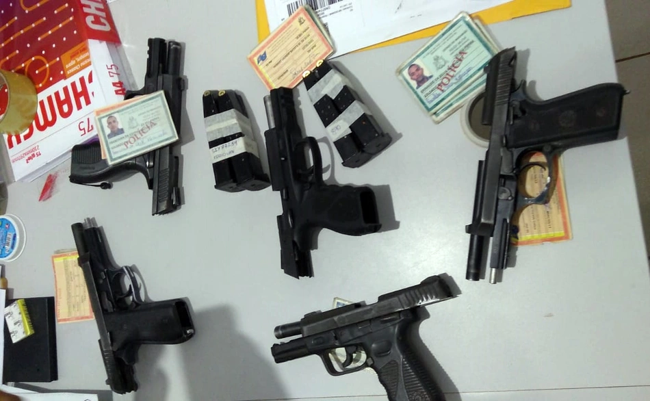 Armas apreendidas com os policiais