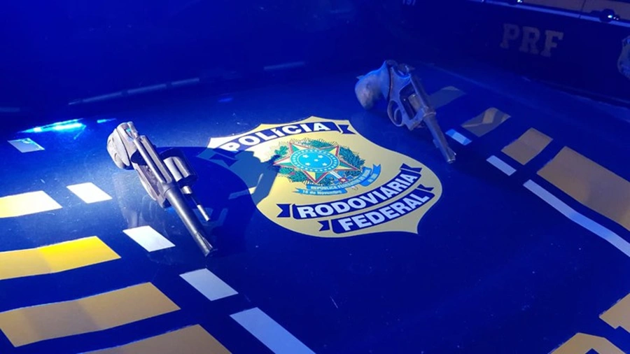Armas apreendidas com os suspeitos na BR 316 em Teresina