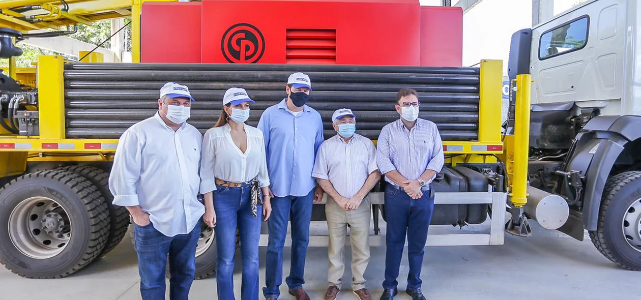 Autoridades durante entrega de maquinas perfuratrizes ao Piauí