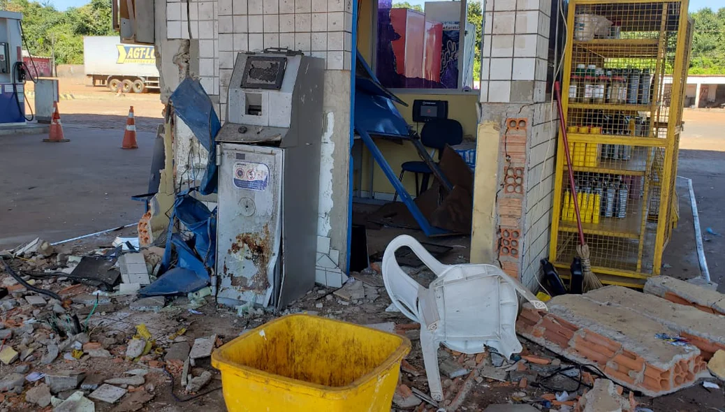 Bandidos estouram cofre de posto de combustíveis na BR 343