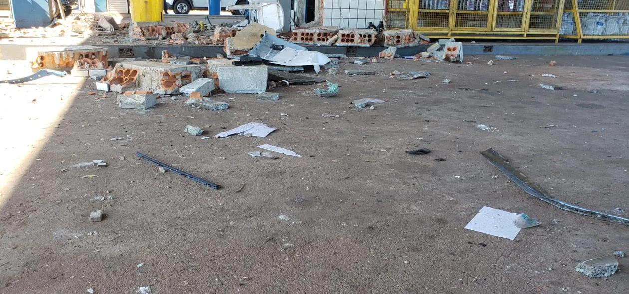 Bandidos explodiram cofre de posto de combustíveis