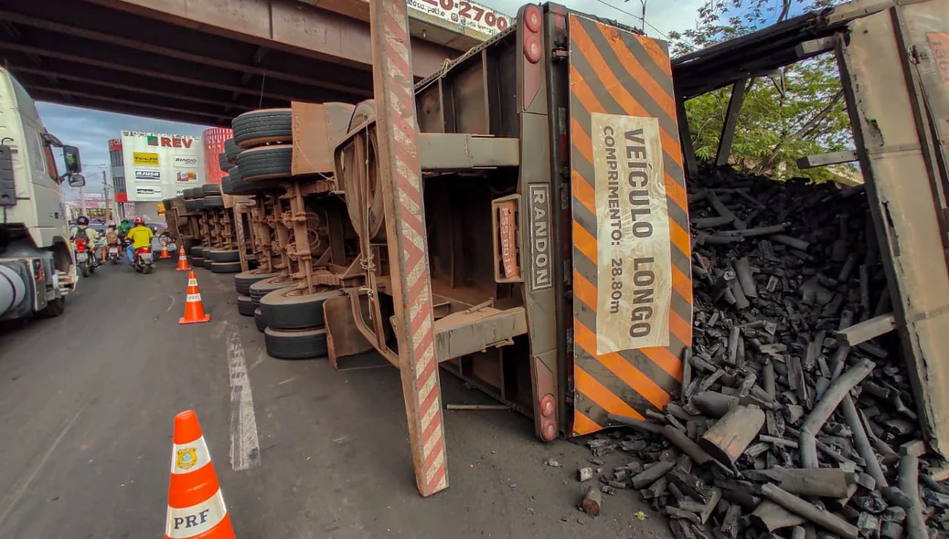Caminhão carregado com carvão tomba no viaduto da Miguel Rosa