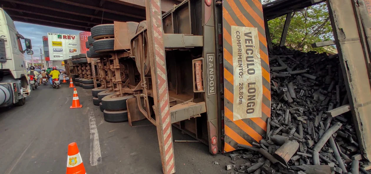 Caminhão carregado com carvão tomba no viaduto da Miguel Rosa
