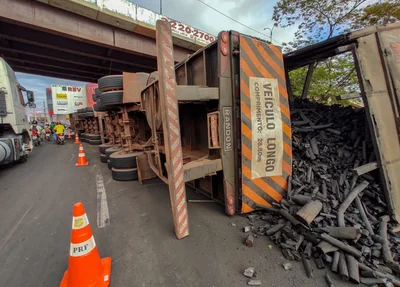 Caminhão carregado com carvão tomba no viaduto da Miguel Rosa