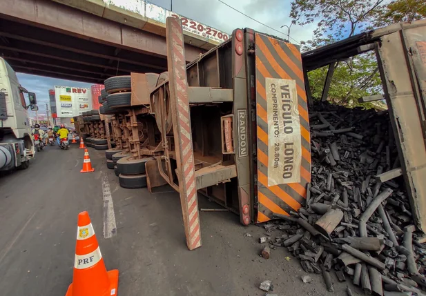 Caminhão carregado com carvão tomba no viaduto da Miguel Rosa