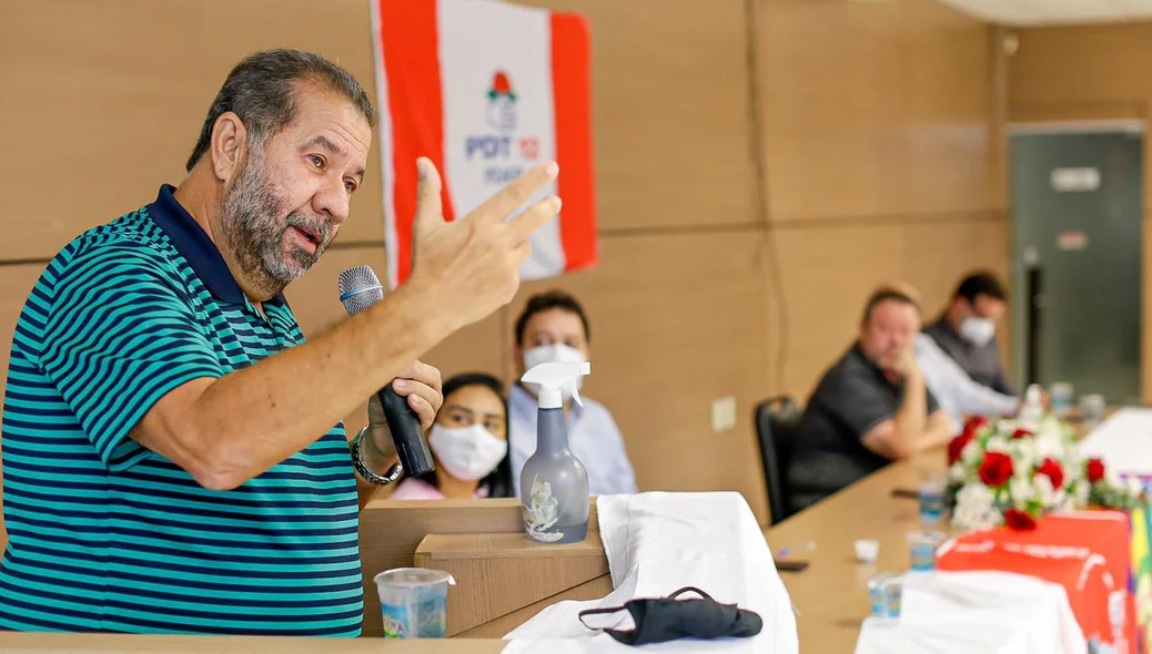 Carlos Lupi durante seu pronunciamento