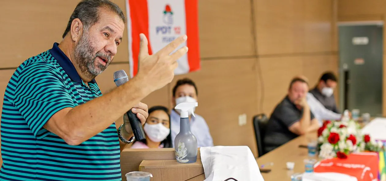 Carlos Lupi durante seu pronunciamento