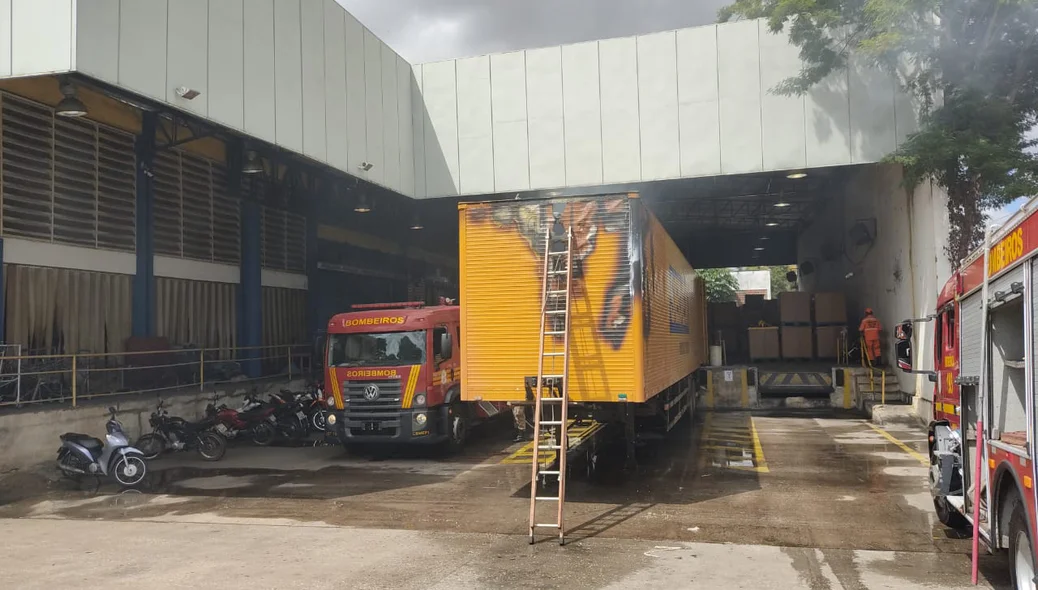 Carreta pega fogo nos Correios