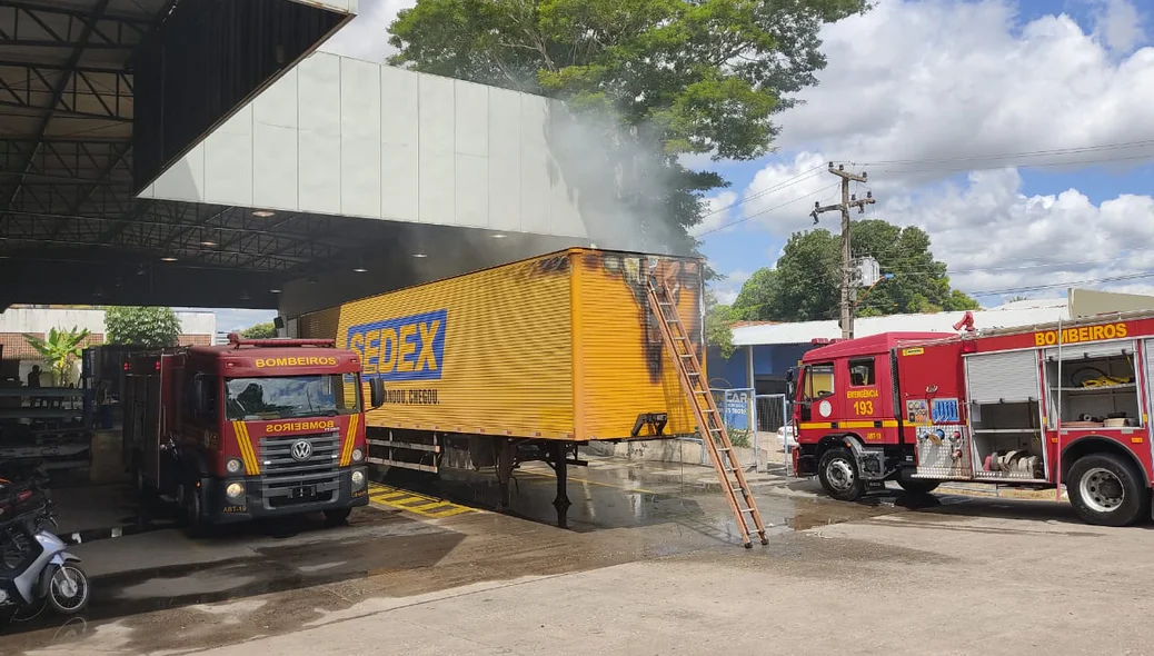 Carreta pegou fogo no centro de distribuição dos Correios