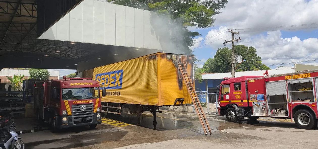 Carreta pegou fogo no centro de distribuição dos Correios
