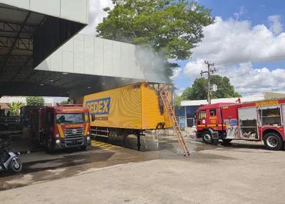 Carreta pegou fogo no centro de distribuição dos Correios