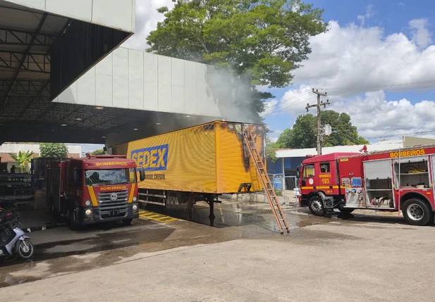 Carreta pegou fogo no centro de distribuição dos Correios