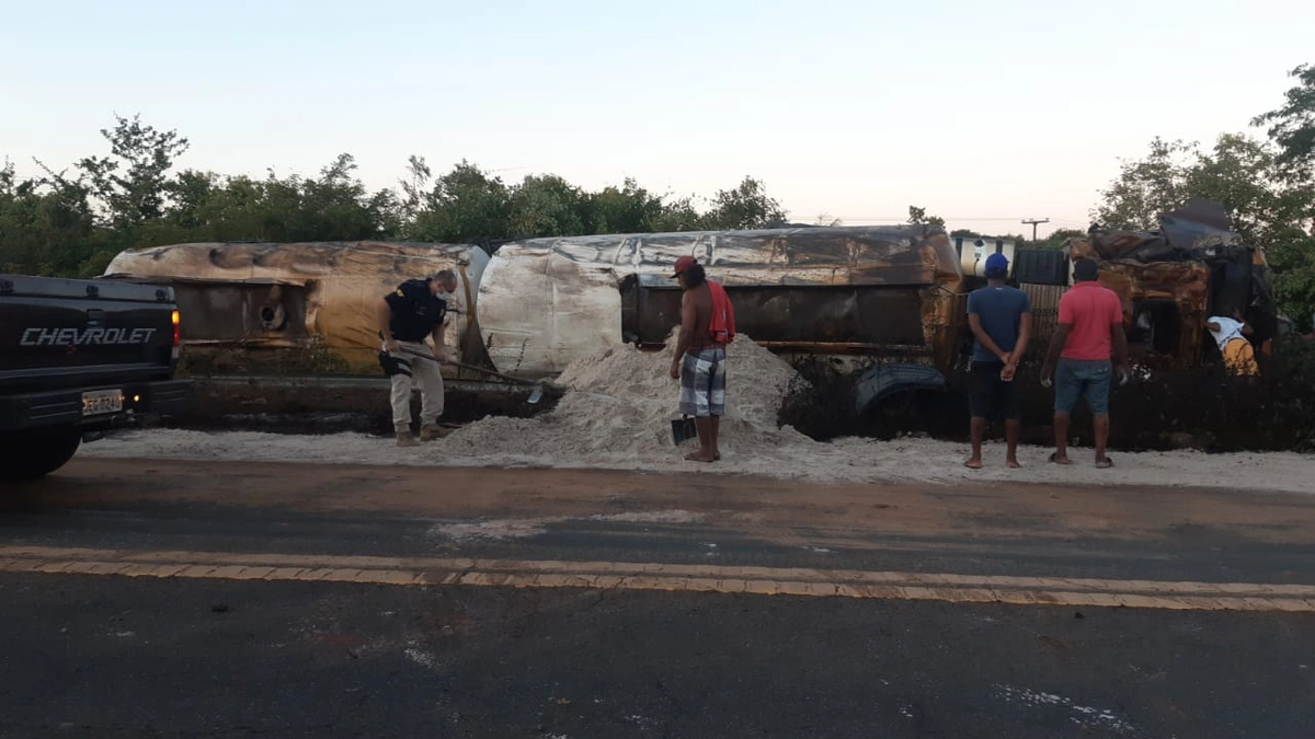 Carreta tomba na BR 343 em Buriti dos Lopes