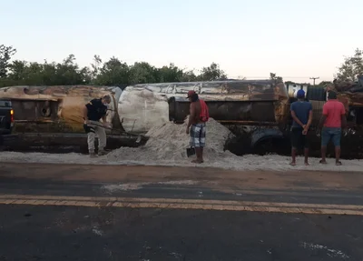Carreta tomba na BR 343 em Buriti dos Lopes