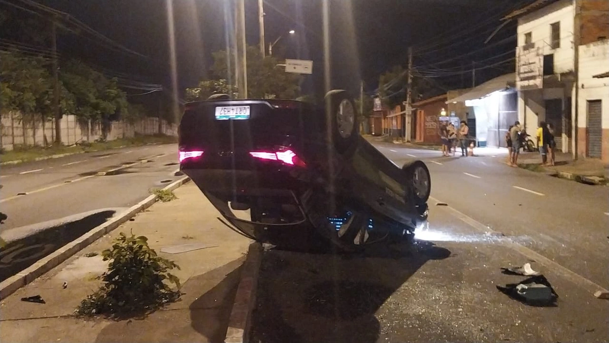 Carro capotado na Avenida Kennedy