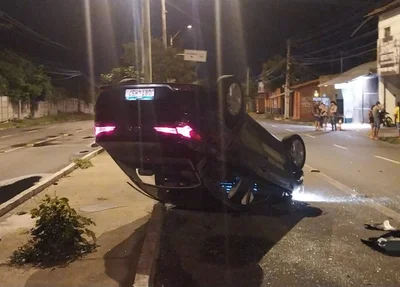 Carro capotado na Avenida Kennedy