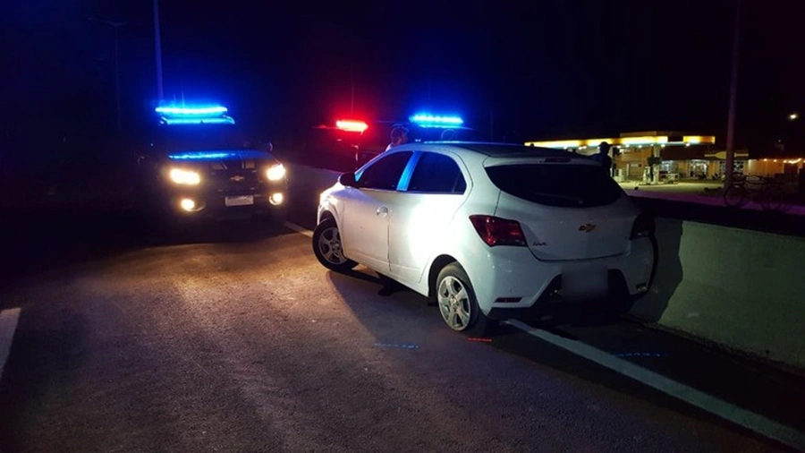 Carro colidiu em uma mureta na BR 316