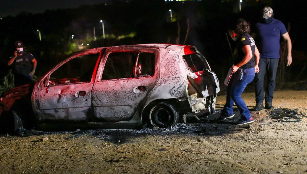 Carro de modelo Clio destruído