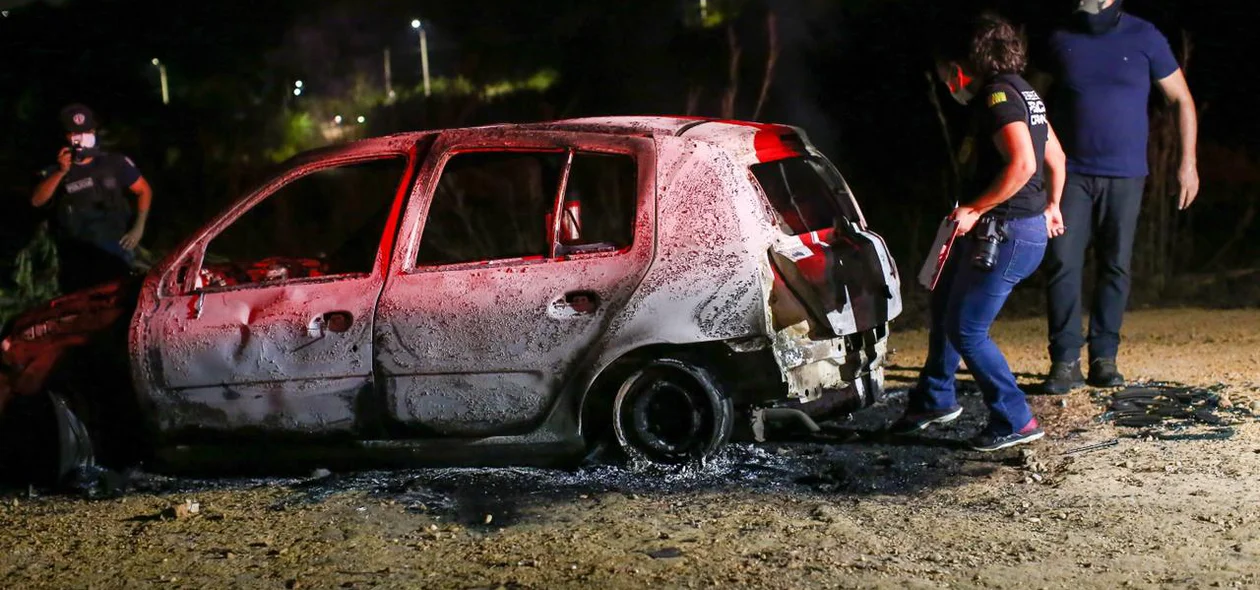Carro de modelo Clio destruído