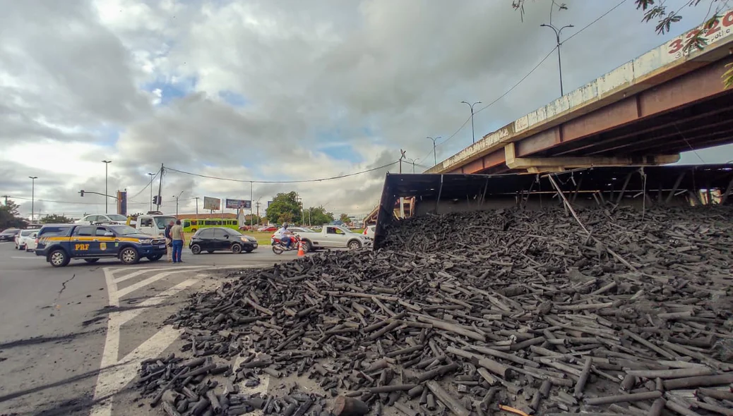 Carvão ficou derramado na pista
