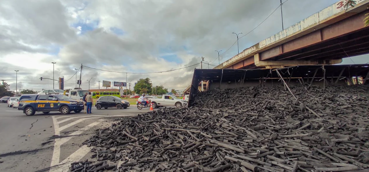 Carvão ficou derramado na pista