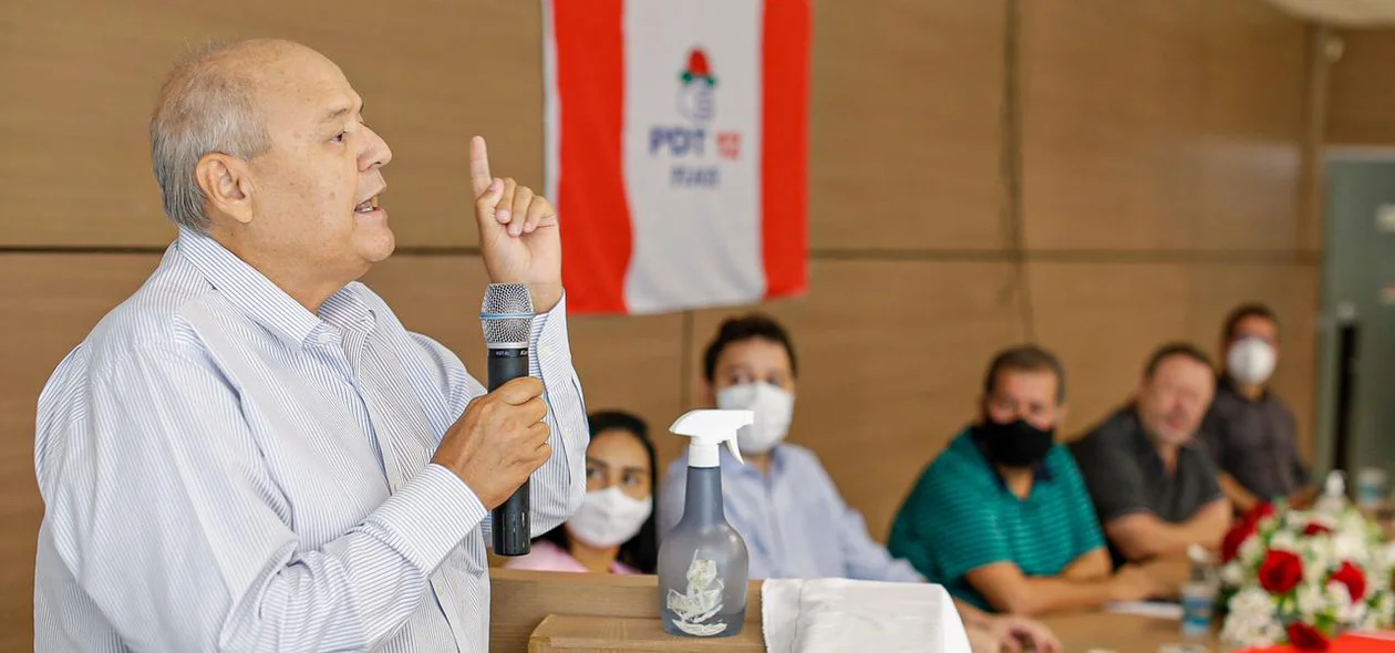 Charles da Silveira durante seu pronunciamento