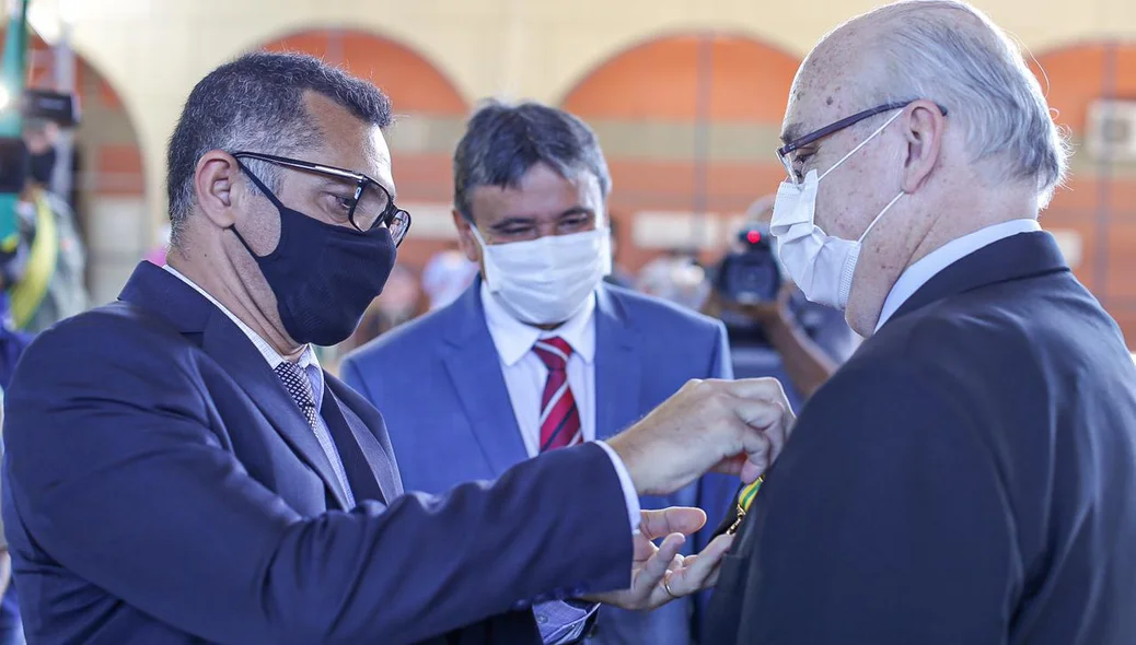 Coronel Rubens Pereira durante entrega medalha
