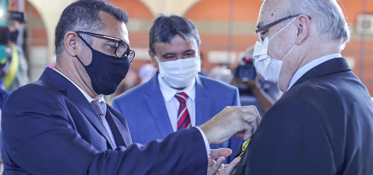 Coronel Rubens Pereira durante entrega medalha