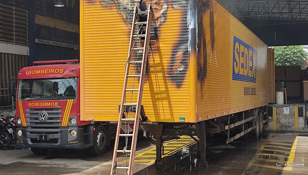 Corpo de Bombeiros está no local
