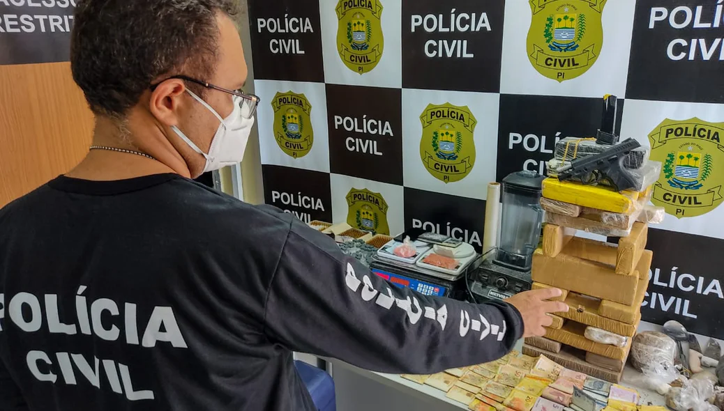 Delegado Walter Cunha mostra o material apreendido