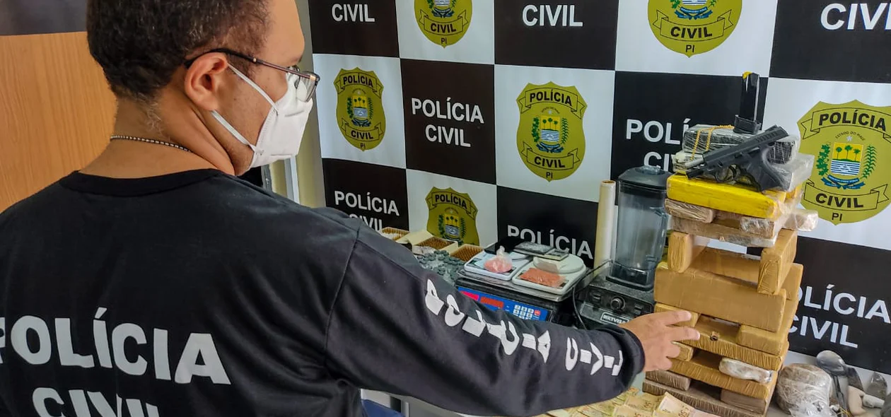 Delegado Walter Cunha mostra o material apreendido