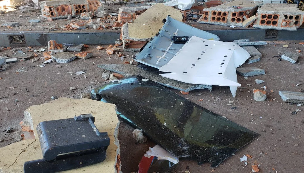 Destroços ficaram espalhados pelo chão