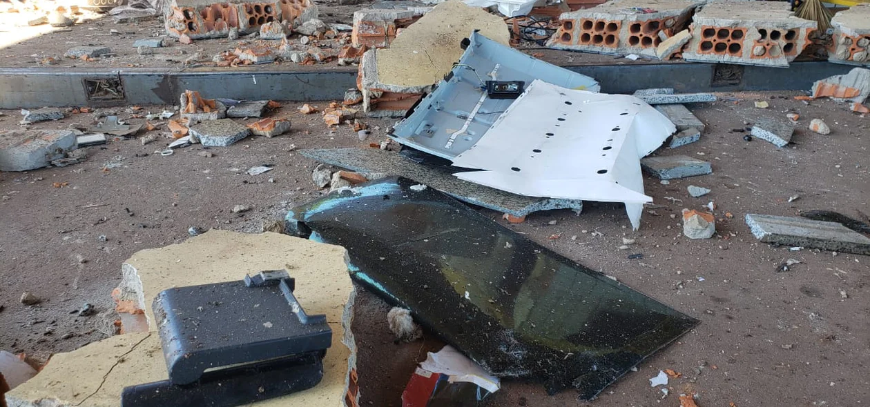 Destroços ficaram espalhados pelo chão