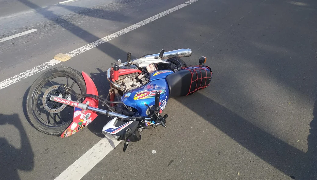 Durante a colisão, o motociclista também ficou ferido