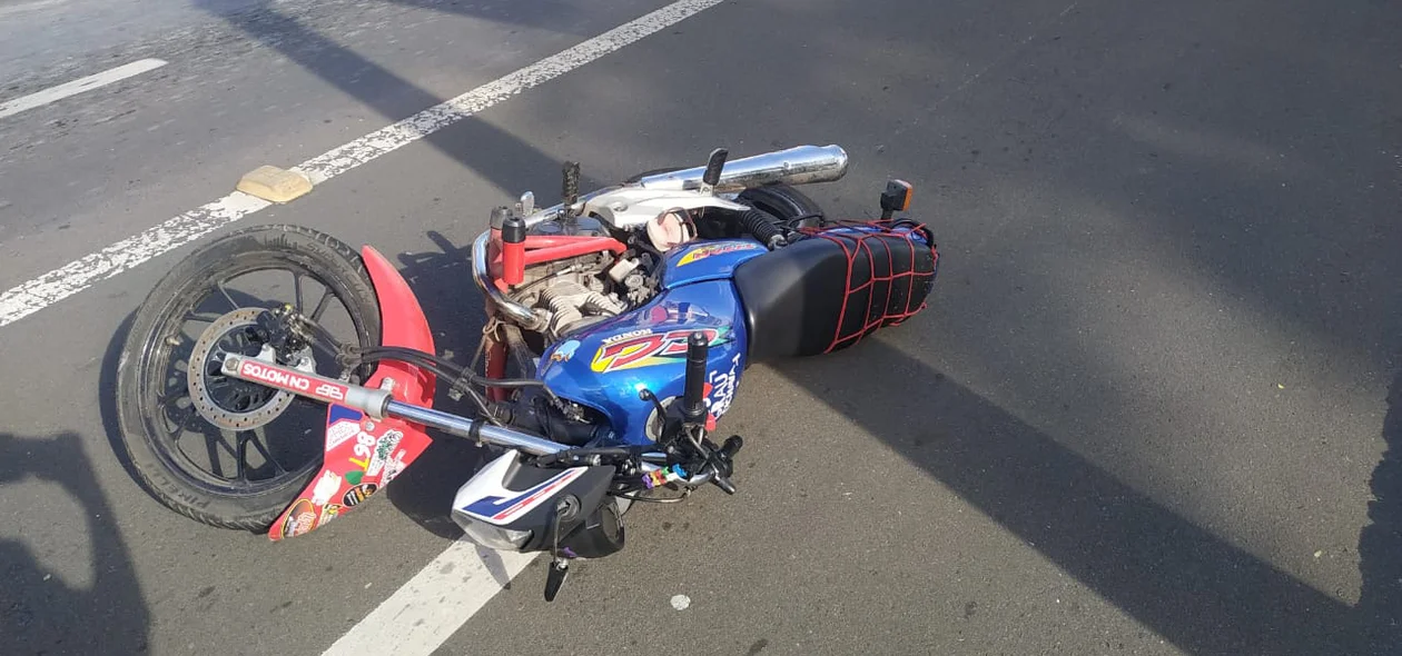 Durante a colisão, o motociclista também ficou ferido