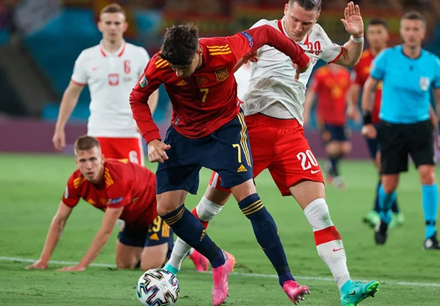 Espanha para no goleiro Szczesny e empata com a Polônia na Eurocopa