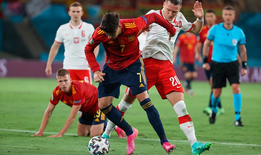 Espanha para no goleiro Szczesny e empata com a Polônia na Eurocopa