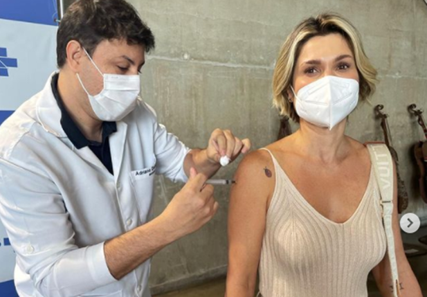 Flávia Alessandra recebe primeira dose da vacina contra a covid-19