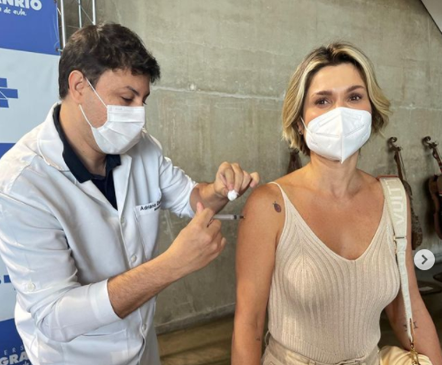 Flávia Alessandra recebe primeira dose da vacina contra a covid-19