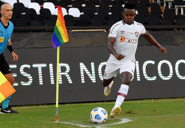 Fluminense busca empate com o Corinthians em São Januário