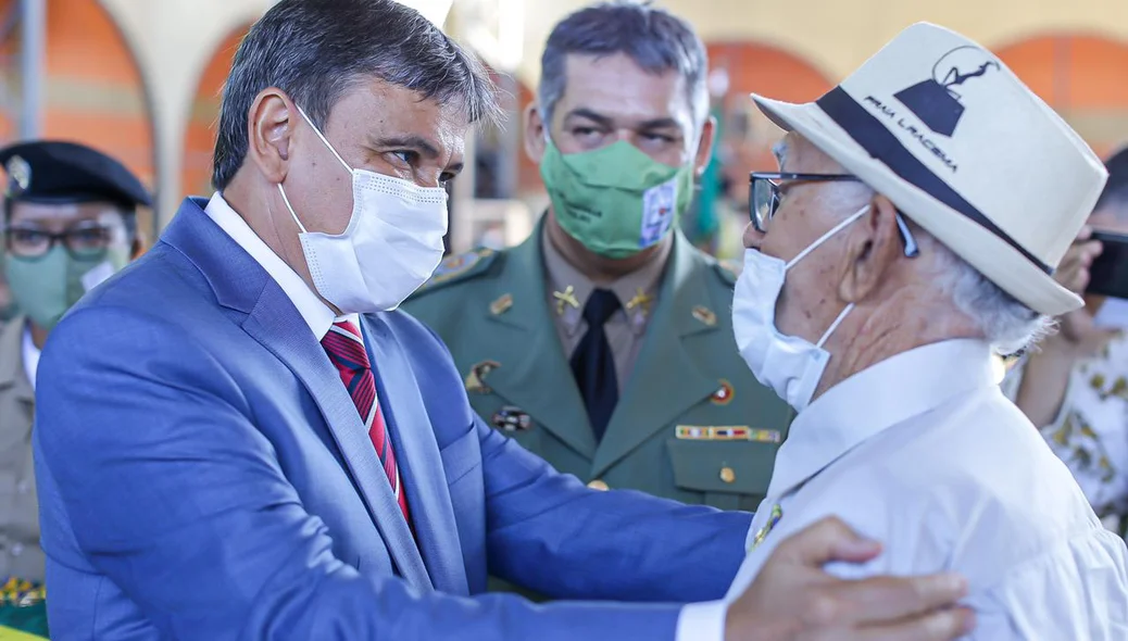 Governador cumprimentando homenageado