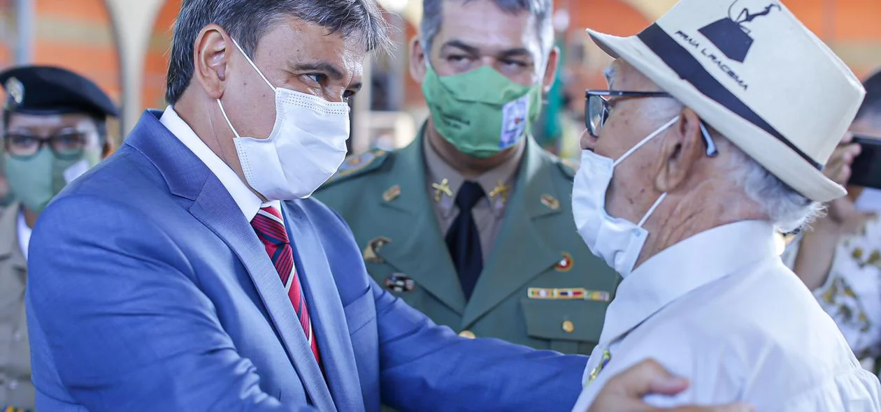 Governador cumprimentando homenageado