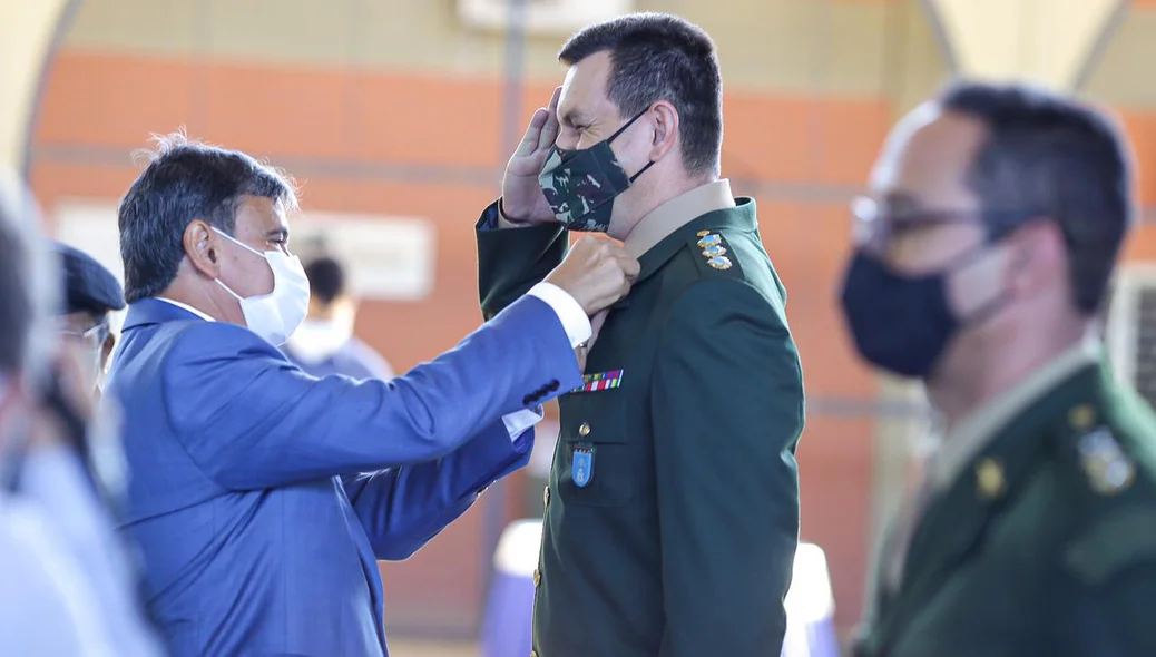 Governador entregando medalha ao Militar