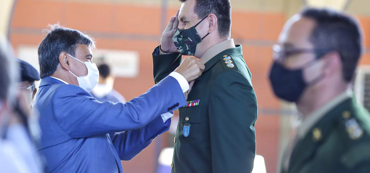 Governador entregando medalha ao Militar