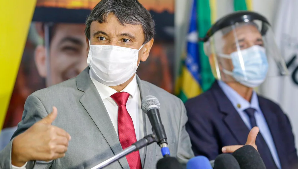 Governador Wellington Dias durante lançamento do Pro Piauí ao lado de Themístocles Filho