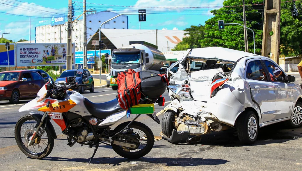 Homem fica ferido em acidente envolvendo 3 veículos na zona leste de Teresina